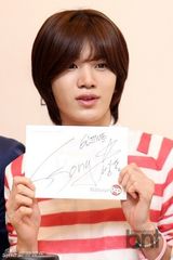 组图：韩团INFINITE出席代言品牌粉丝签名会