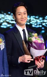 组图：韩星郑宇获韩国第一品牌大赏特别奖