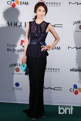 组图：韩孝珠玉泽演等众星亮相釜山电影节蓝毯