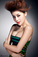 组图：人气主播嘉妮写真酥胸半裸秀性感