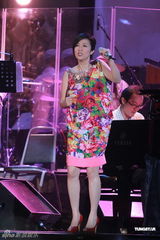 组图：黄韵玲香港开唱大方露背 赞杨千嬅够义气