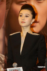 幻灯：《十月围城》上海亮相 李宇春称不介意吻戏 