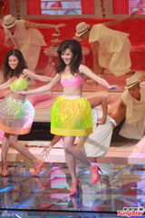 组图：港姐穿抹胸超短裙热舞 挤胸翘臀俏皮性感