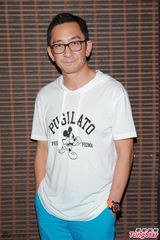 组图：《M Club》拍杀青戏 吴启华大方请吃饭