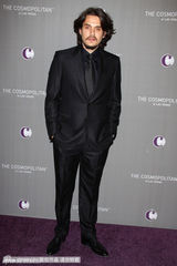 组图：斯佐尔邓斯特等出席新年派对 靓女型男争艳  