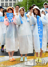 组图：韩团SISTAR冒雨出席活动宣传献爱心