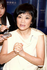 幻灯图：张艾嘉穿小洋装秀肌肤 再接代言高雅现身 