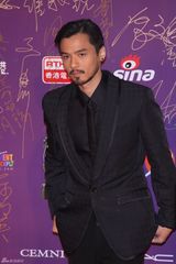 幻灯图：冯德伦熟男造型亮相香港电影金像奖 