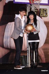 组图：胡夏趁胜追击推新辑 戴爱玲为其发片站台