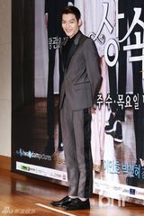 组图：李敏镐红装宣传《继承者》 主创华丽齐聚