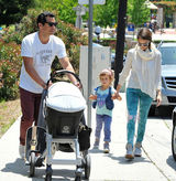 组图：杰西卡-阿尔芭全家野餐 女儿勾脖倒地表情囧