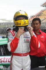 组图：郭富城上海参加车赛 小插曲无碍取得胜利