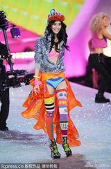 组图:维密年度大秀开幕泰勒献唱 众超模T台斗艳