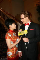 组图：袁莉婚礼晚宴着旗袍喜庆 外籍老公帮开车门