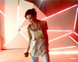 组图：容祖儿拍百老汇广告贪玩险出火灾