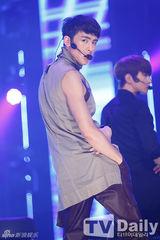 组图：AfterSchool大跳钢管舞 EXO变身狼少年