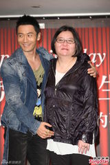 组图：宽姐庆生黄晓明送香吻 生日许愿回乡种田