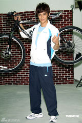 幻灯组图：汪东城代言运动服装 想开画展秀绘画天份