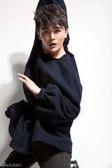 组图：孙坚黑长袍花样写真展自由感觉