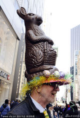 组图：复活节大胆装扮搞怪不停 胡茬男秒变gaga