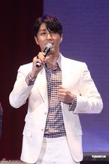 高清组图：车胜元台北会粉丝 展示熟男魅力