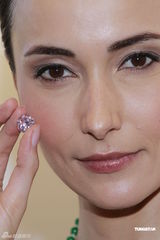 组图：Lisa S展示粉红圆钻不慎跌落笑言赔不起