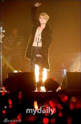 组图：JYJ金在中个唱激情 敞上衣露点显妖娆范