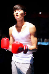 组图：《亿万继承人》曝剧照 崔始源于小彤对决