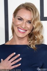 组图：霍莉-莱丁斯拖蓝色裙亮相 美背全露