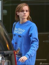 组图：沃特森穿蓝外套出街 素颜亮相清纯可人