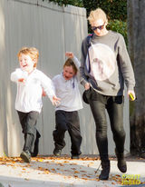 组图：布兰切特潮装出街 陪子散布心情佳