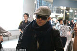 组图：林志颖护子快速离开机场 Kimi童车大睡