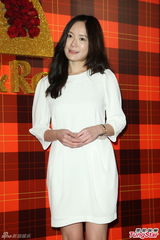 组图：黄小柔出嫁盼造人 穿低胸婚纱挽老公亮相