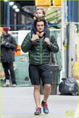 组图：奥兰多带儿子出行坐肩头 心情好聊电话