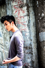 组图：陈晓【演员】变身涂鸦少年 骑山地车潮范儿十足