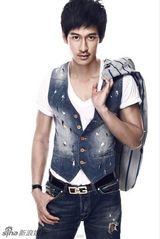 组图：唐治平全新时尚写真变身迷人轻熟男