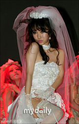 组图：韩歌手李贞贤发新歌《V》穿婚纱变鬼新娘