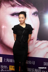 幻灯图：林忆莲获赠限量旗袍 上海开唱主打音乐牌 