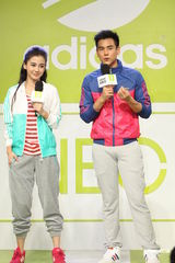 组图：Angelababy与彭于晏运动装活力十足