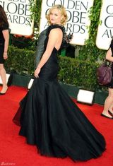 高清图：朱莉亚-斯蒂尔斯亮相红毯 黑裙复古华丽