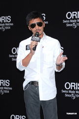 组图：谢霆锋出席活动 摘墨镜拍照大展亲和力