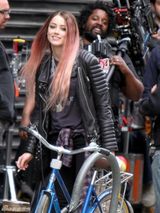 组图：德普未婚妻艾梅柏片场赶拍 化身粉发妖姬