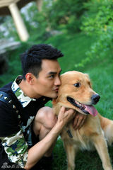 组图：王凯户外迷彩写真 阳光型男爱心魅力