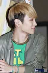 组图：韩团SHINee出席新碟《Sherlock》粉丝签名会