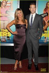 组图：44岁安妮斯顿小腹圆滚惹怀孕疑云