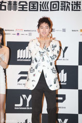 高清组图：张佑赫在京会粉丝 秀舞姿有爱互动