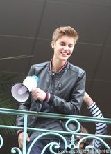 组图：比伯拿扩音喇叭开阳台演唱会