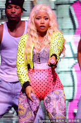 组图：麻辣鸡个唱粉丝强行上台 与保镖激烈扭打