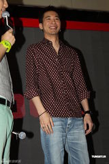 组图：黄立行酷帅亮相与粉丝亲密合影