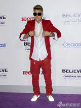 组图：比伯捧场《信仰比伯》首映 当众献吻妈妈